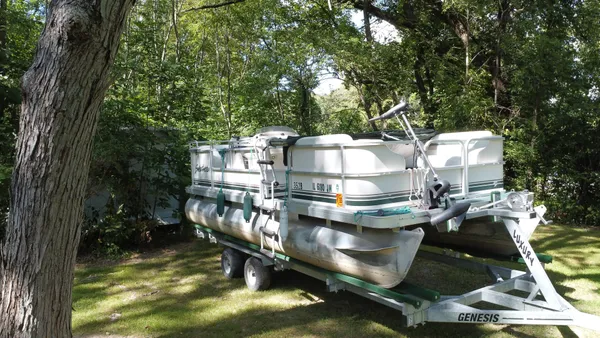 a view of a backyard