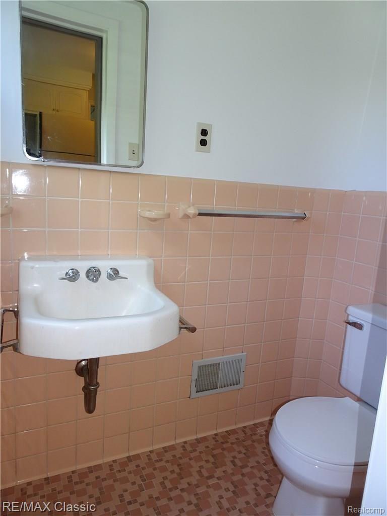 4202 Normandy Road Royal Oak, MI 48073 - Photo 15 of 21 Half Bathroom.JPG