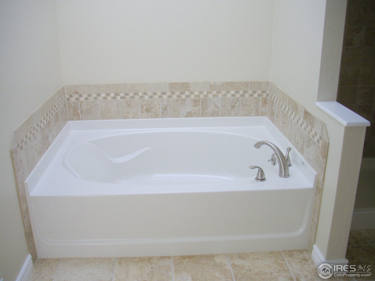 6323 Corinth Road Longmont, CO 80503 - Photo 5 of 23 Master bath soaking tub