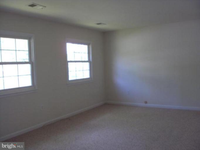 13202 Haddock Road Woodbridge, VA 22193 - Photo 6 of 10 Living Room