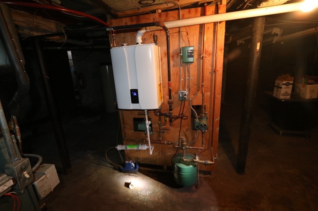 276-278 Centre Street Springfield, MA 01151 - Photo 6 of 21 a room with gym equipment and shower