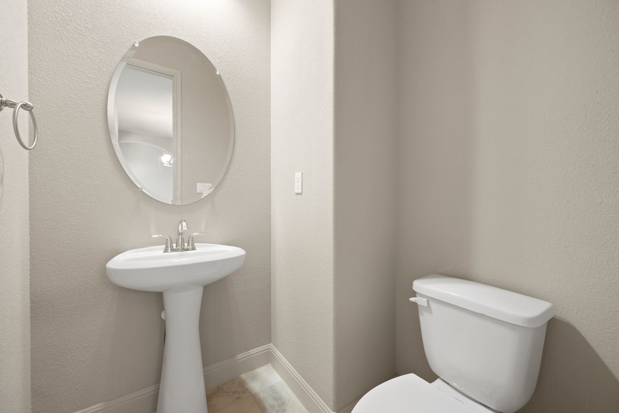205 Clubhouse Drive, Unit G Georgetown, TX 78628 - Photo 17 of 40 a bathroom with a toilet a sink and mirror
