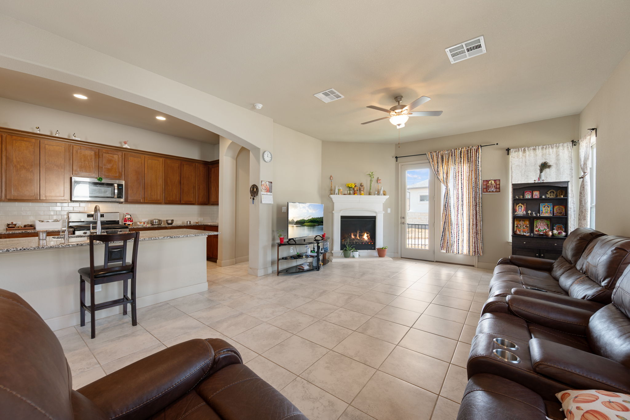 205 Clubhouse Drive, Unit G Georgetown, TX 78628 - Photo 5 of 40 a living room with furniture and kitchen view
