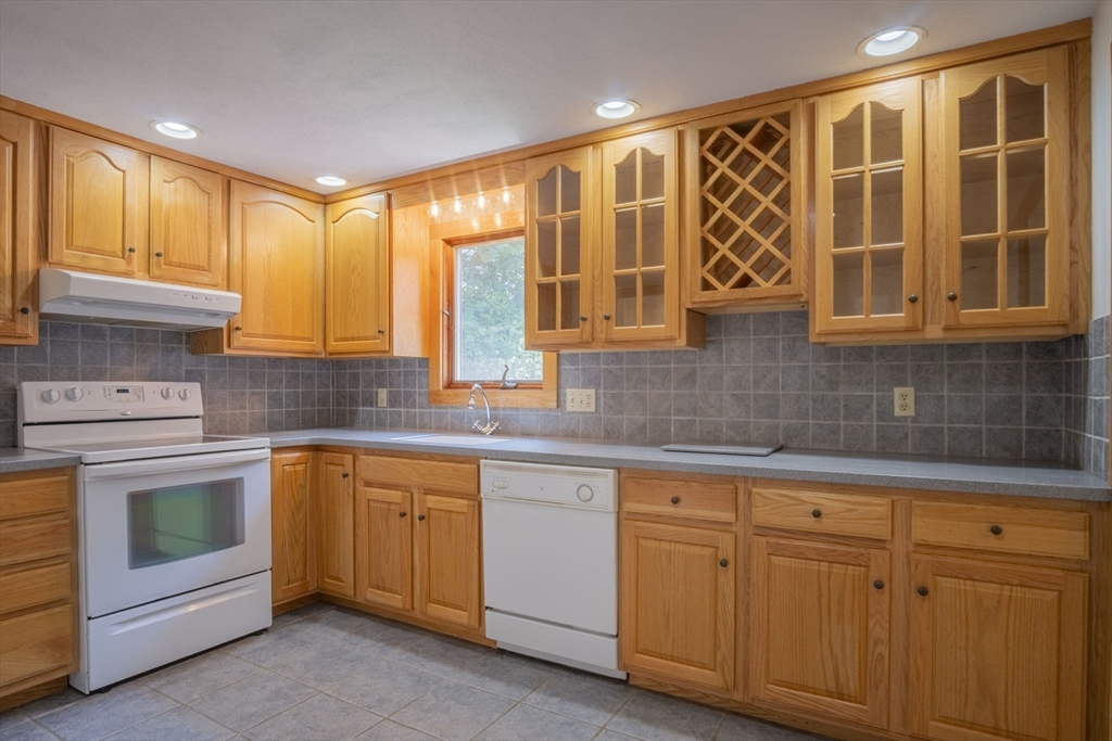6 Marshall Road Beverly, MA 01915 - Photo 8 of 42 Gallery Image 8