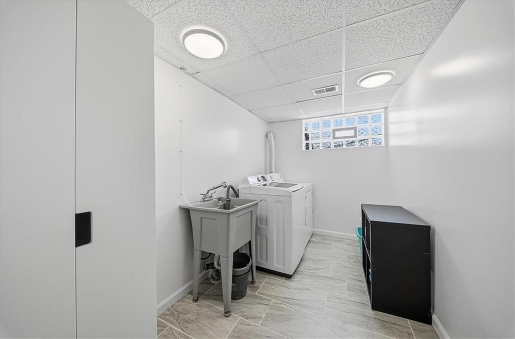 1400 Hamilton Road Pittsburgh, PA 15234 - Photo 32 of 36 a room with a chair and a table