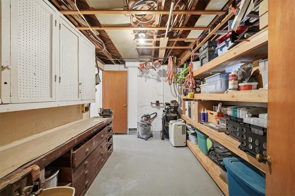 1400 Hamilton Road Pittsburgh, PA 15234 - Photo 33 of 36 a room with lots of different colored cloths