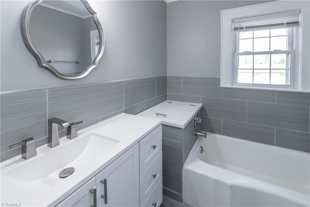 1854 Hoover Road Lexington, NC 27295 - Photo 22 of 38 Hallway Bathroom