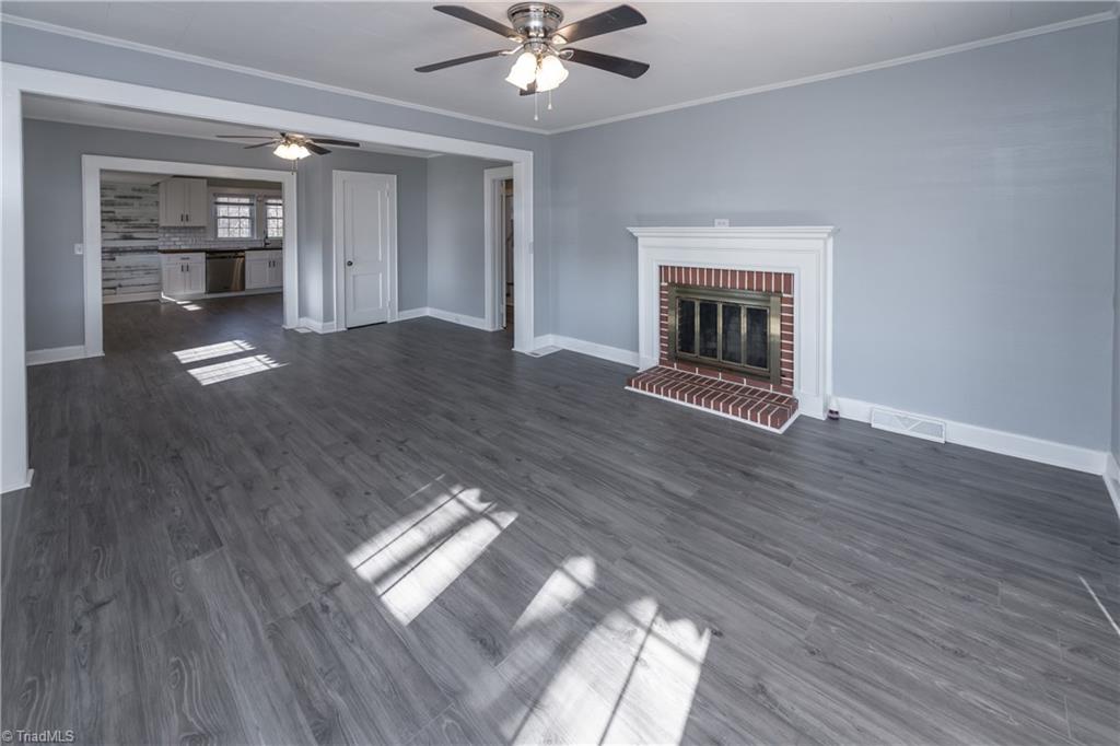 1854 Hoover Road Lexington, NC 27295 - Photo 4 of 38 Living Room/Sitting Room Areas