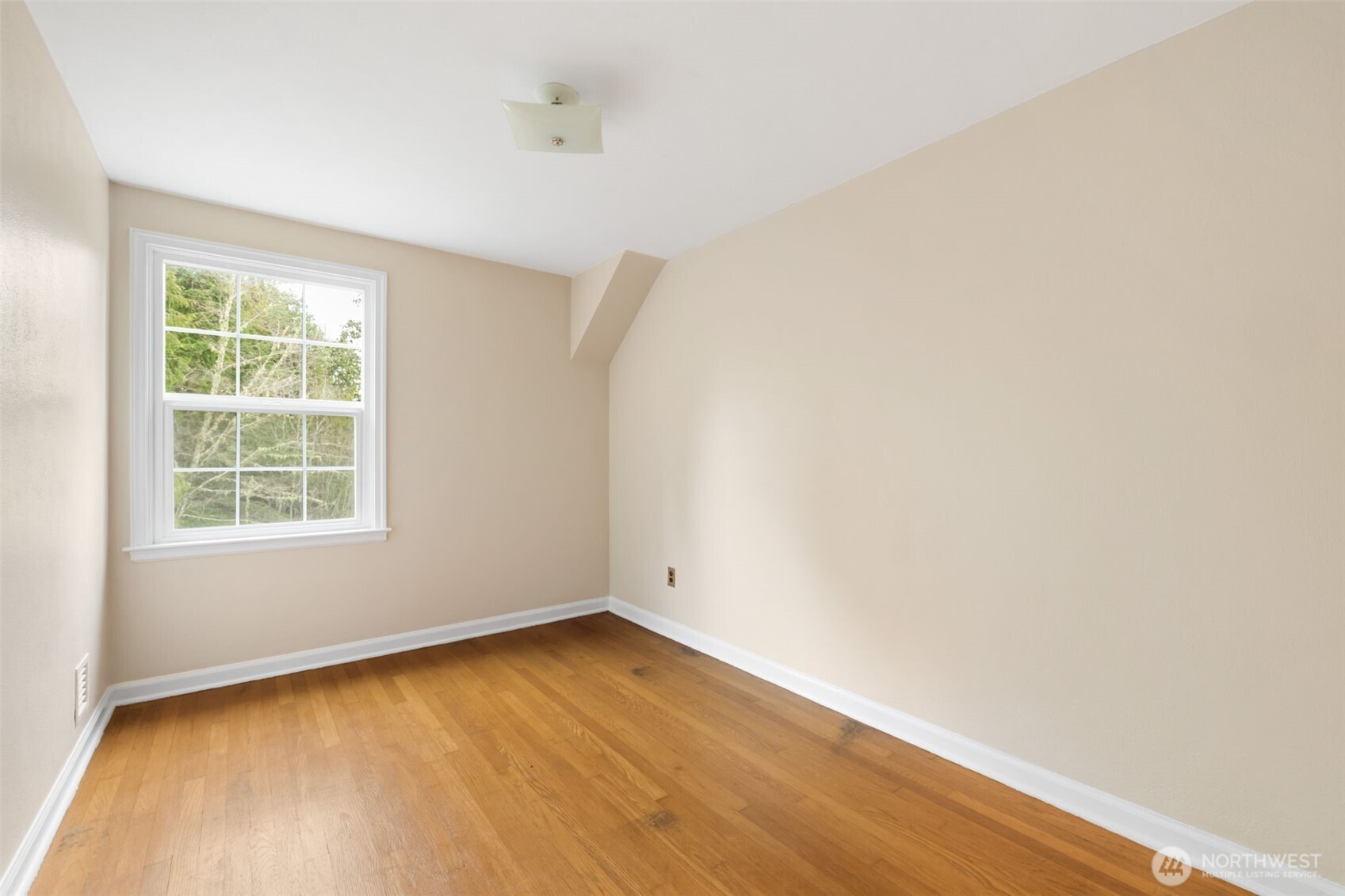 9520 Dishman Road Northwest Bremerton, WA 98312 - Photo 22 of 38 an empty room with a window