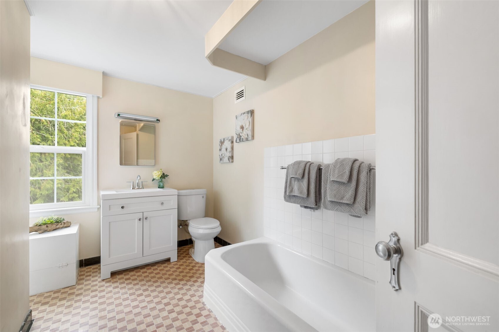 9520 Dishman Road Northwest Bremerton, WA 98312 - Photo 24 of 38 a bathroom with a sink toilet and tub