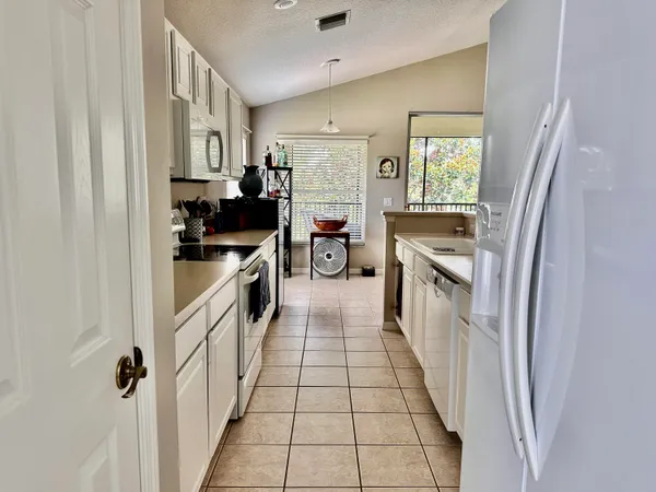 $2,200 | 812 Handsome Cab Lane, Unit 201, Melbourne, FL 32940