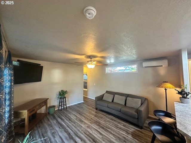 1601 Rhododendron Drive, Unit 693 Florence, OR 97439 - Photo 11 of 31 Living Room