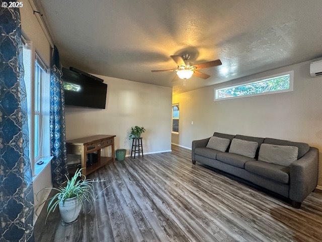 1601 Rhododendron Drive, Unit 693 Florence, OR 97439 - Photo 12 of 31 Living Room