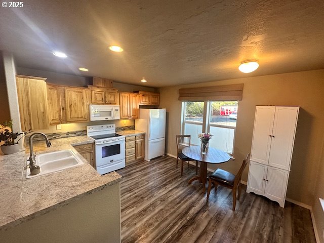 1601 Rhododendron Drive, Unit 693 Florence, OR 97439 - Photo 7 of 31 Kitchen
