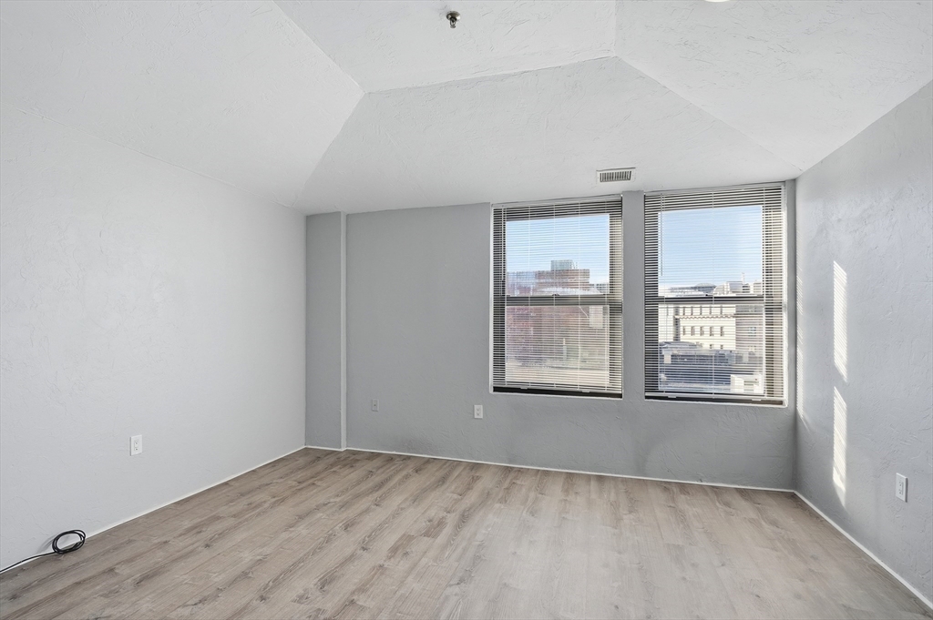 531 Main Street, Unit 410M Worcester, MA 01608 - Photo 6 of 32 an empty room with a window