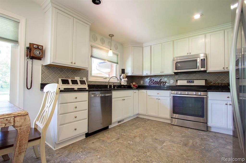 31949 Farmersville Road Farmington Hills, MI 48334 - Photo 3 of 32