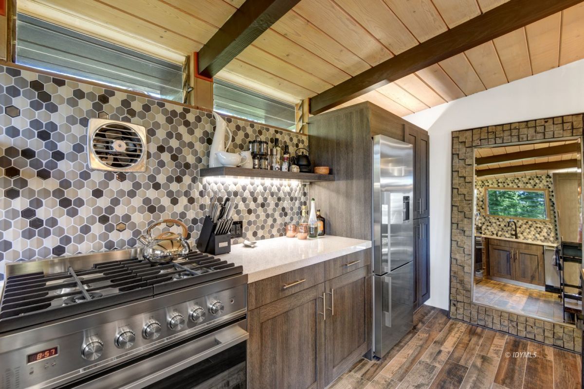 26780 Saunders Meadow Road Idyllwild, CA 92549 - Photo 28 of 41 a kitchen with a stove and a wooden floor