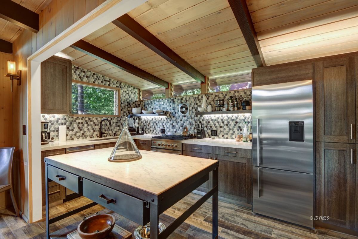 26780 Saunders Meadow Road Idyllwild, CA 92549 - Photo 29 of 41 a kitchen with a table and chairs