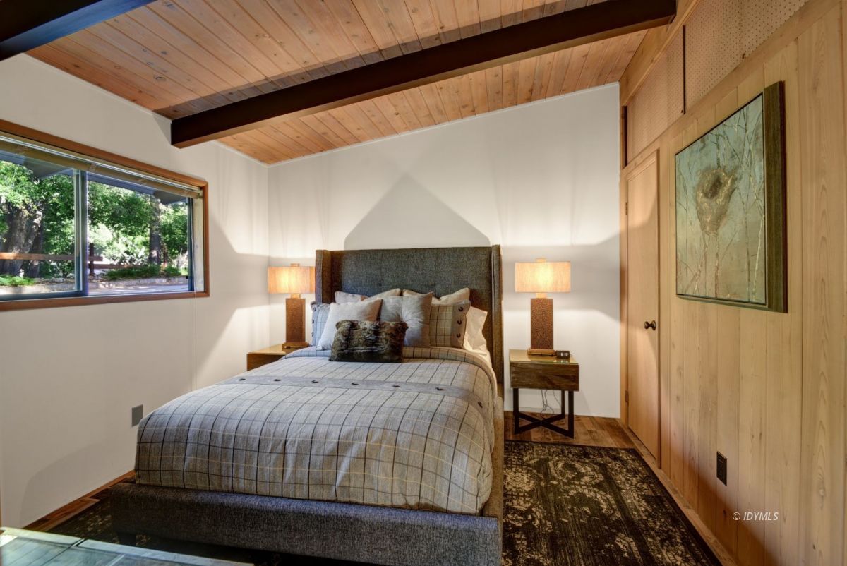 26780 Saunders Meadow Road Idyllwild, CA 92549 - Photo 38 of 41 a bedroom with a large bed and a large window