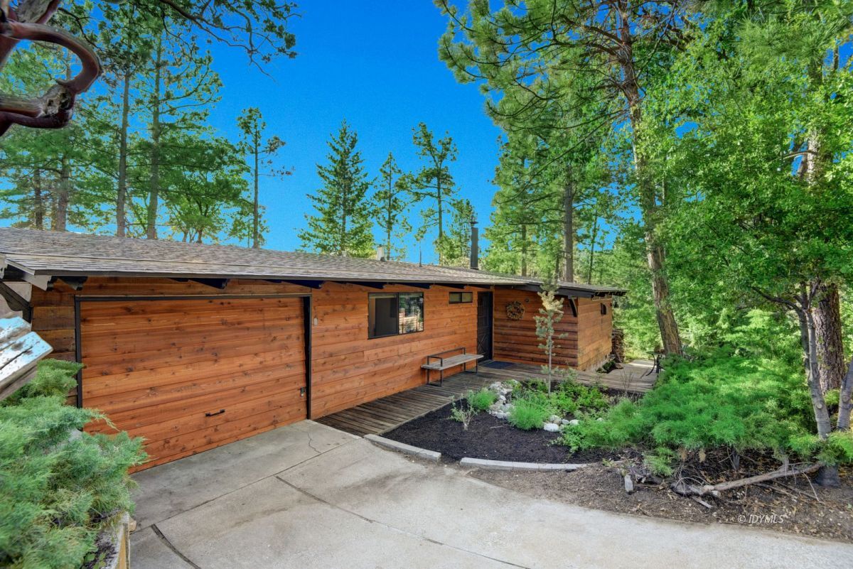 26780 Saunders Meadow Road Idyllwild, CA 92549 - Photo 7 of 41 a view of a backyard