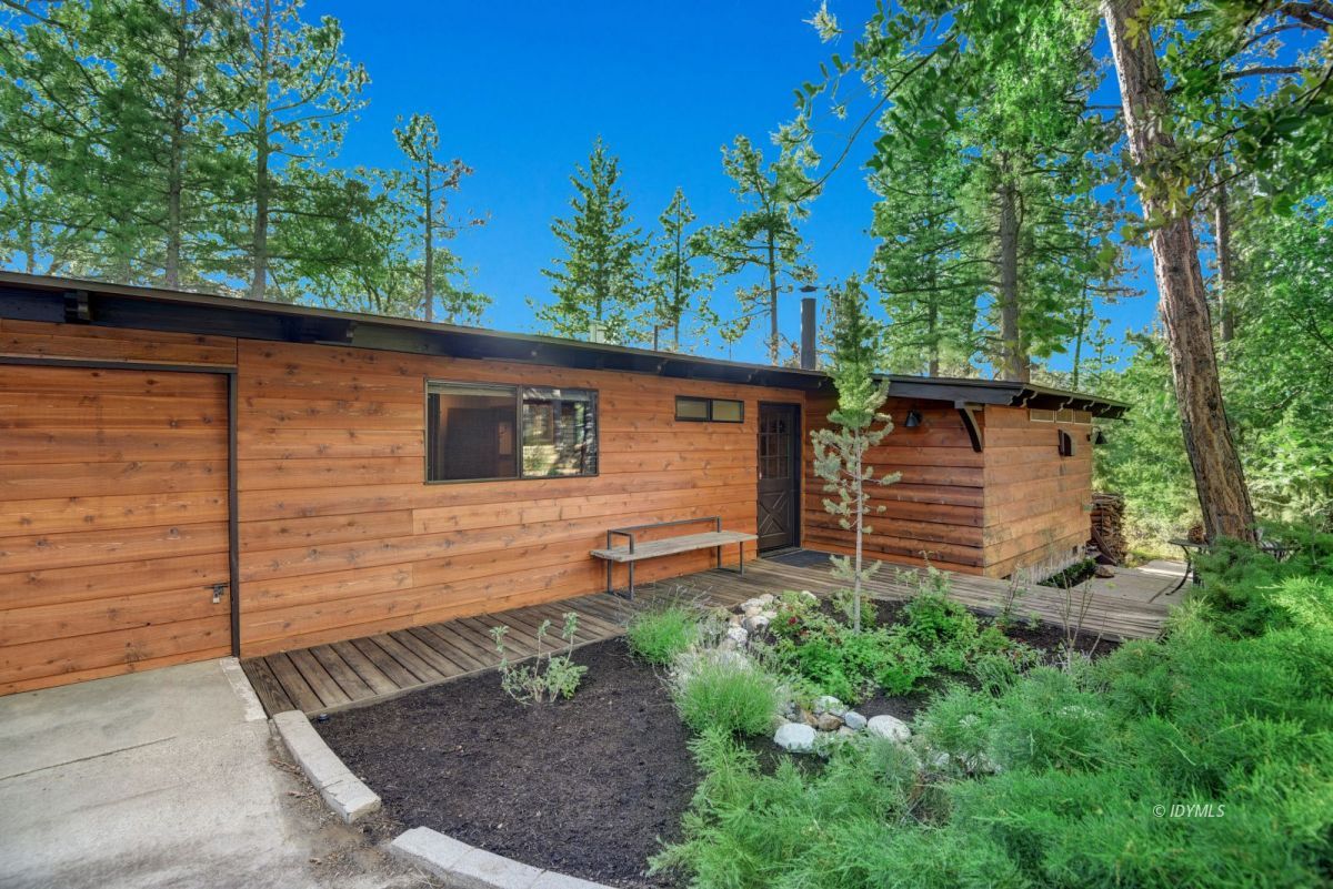 26780 Saunders Meadow Road Idyllwild, CA 92549 - Photo 8 of 41 a backyard of a house with lots of green space