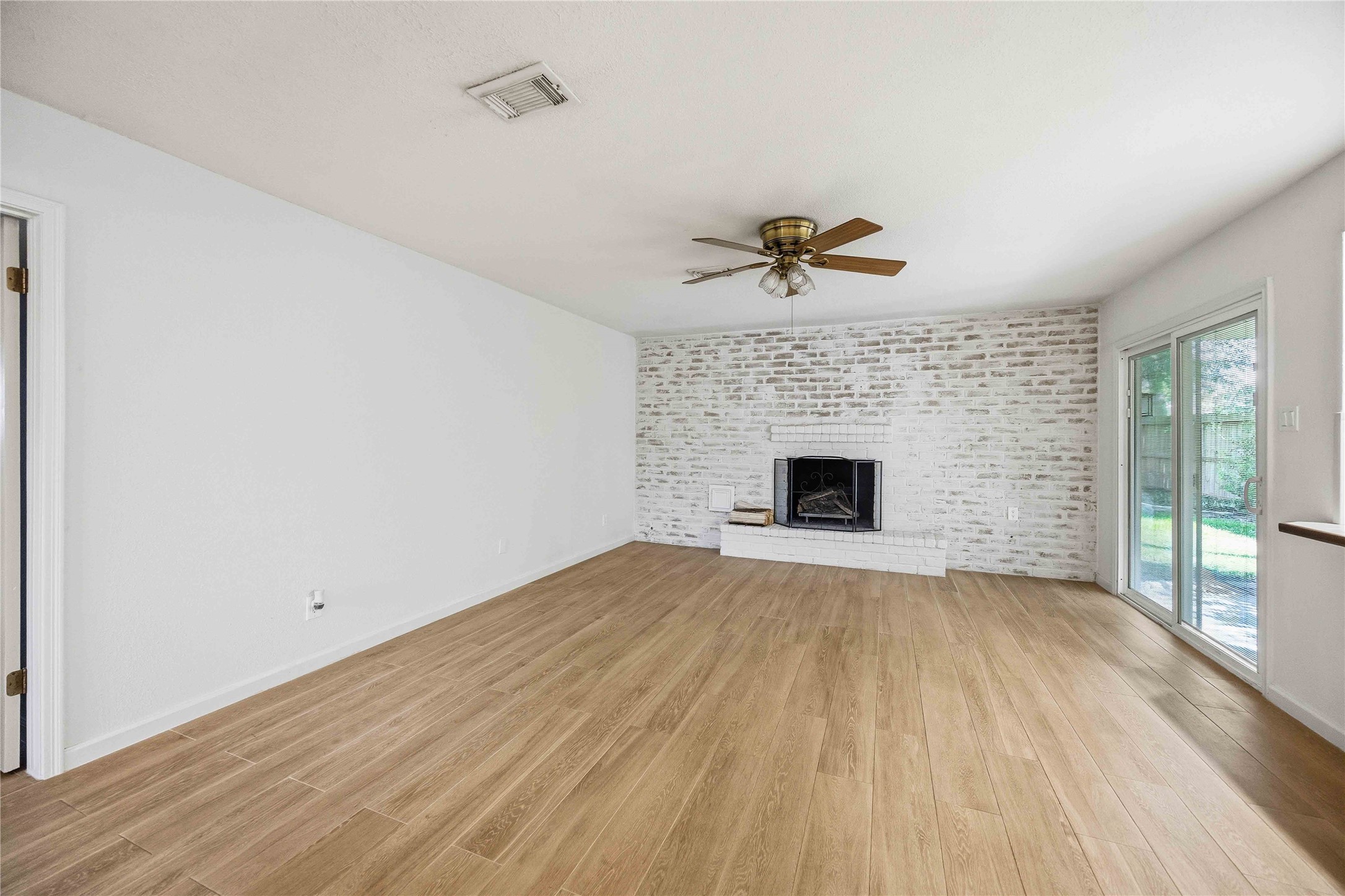 16202 Mill Point Drive Houston, TX 77059 - Photo 7 of 34