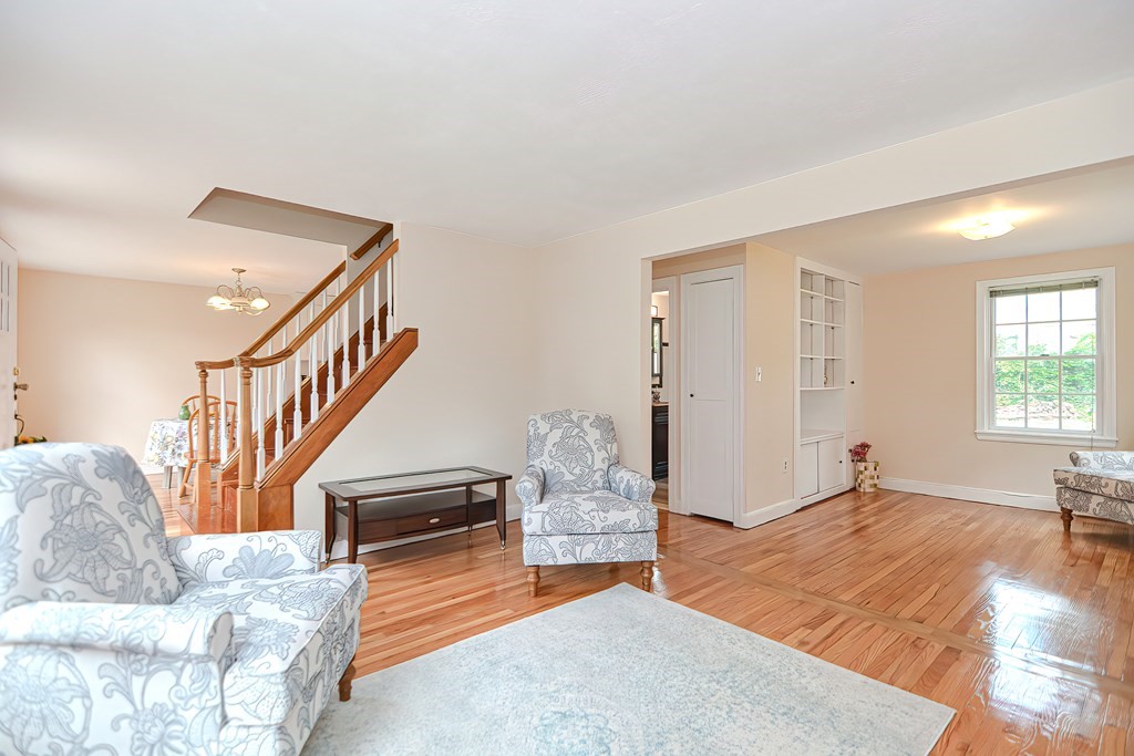 117 Russell Road Newton, MA 02465 - Photo 4 of 30