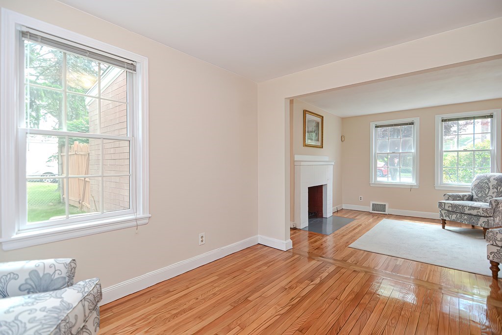 117 Russell Road Newton, MA 02465 - Photo 6 of 30