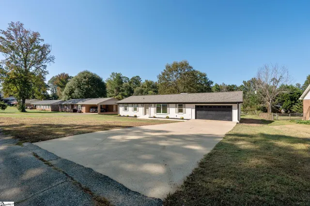 $304,999 | 207 Oakmont Drive, Boiling Springs, SC 29316