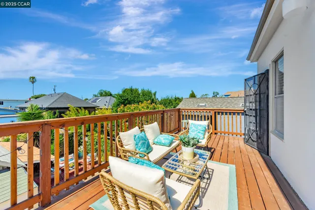 a picture of a bathroom with mirror