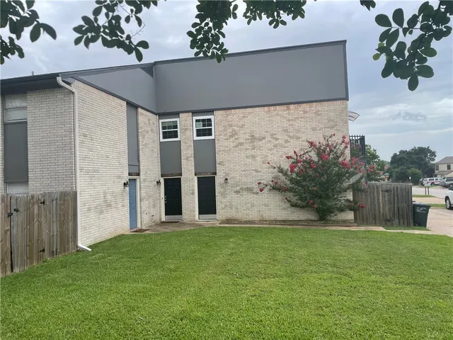 a view of a back yard of the house