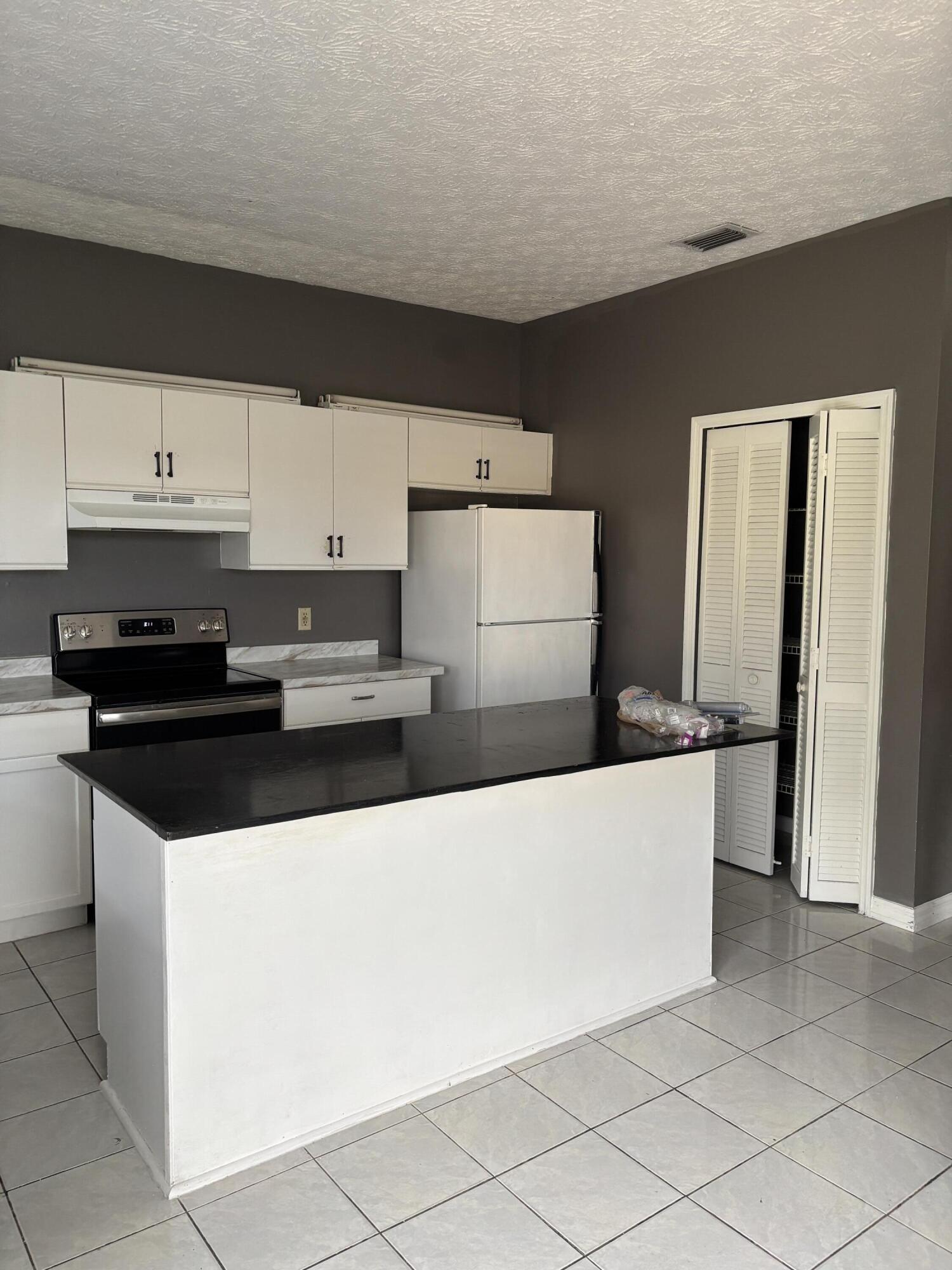 3710 Promenade Way Fort Pierce, FL 34982 - Photo 4 of 18 IMG_2029