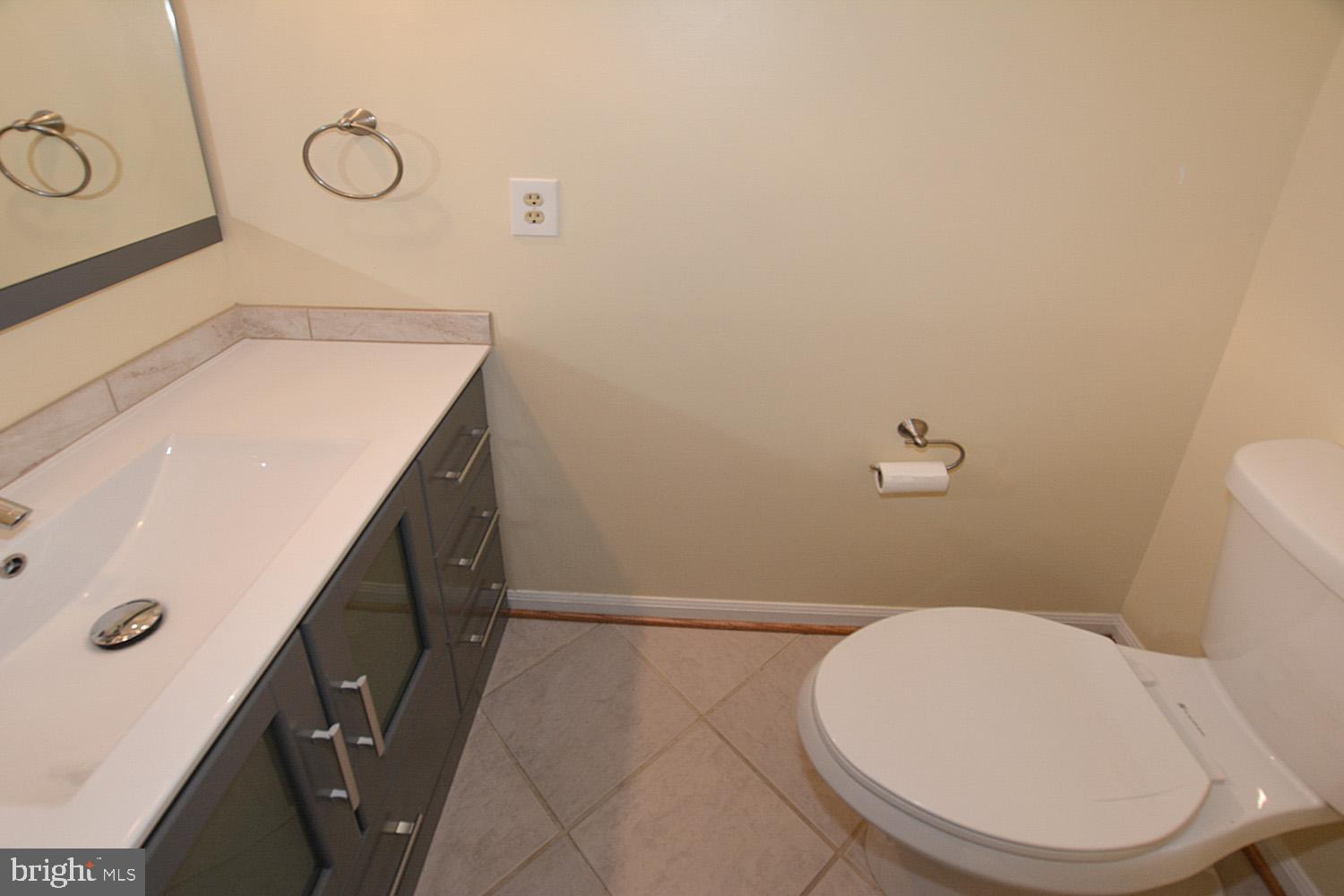 7907 Forest Path Way Springfield, VA 22153 - Photo 13 of 34 POWDER ROOM