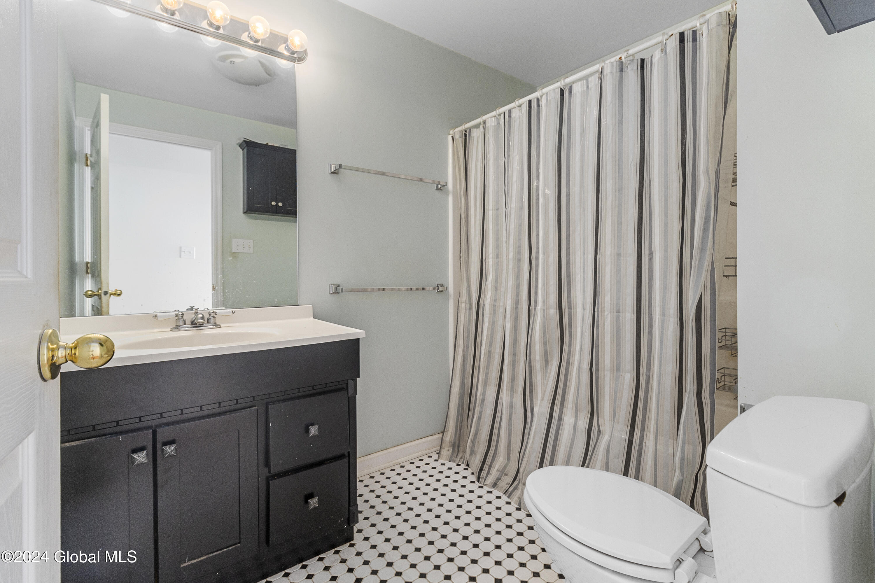 2110 Eastern Parkway Schenectady, NY 12309 - Photo 10 of 19 Bathroom