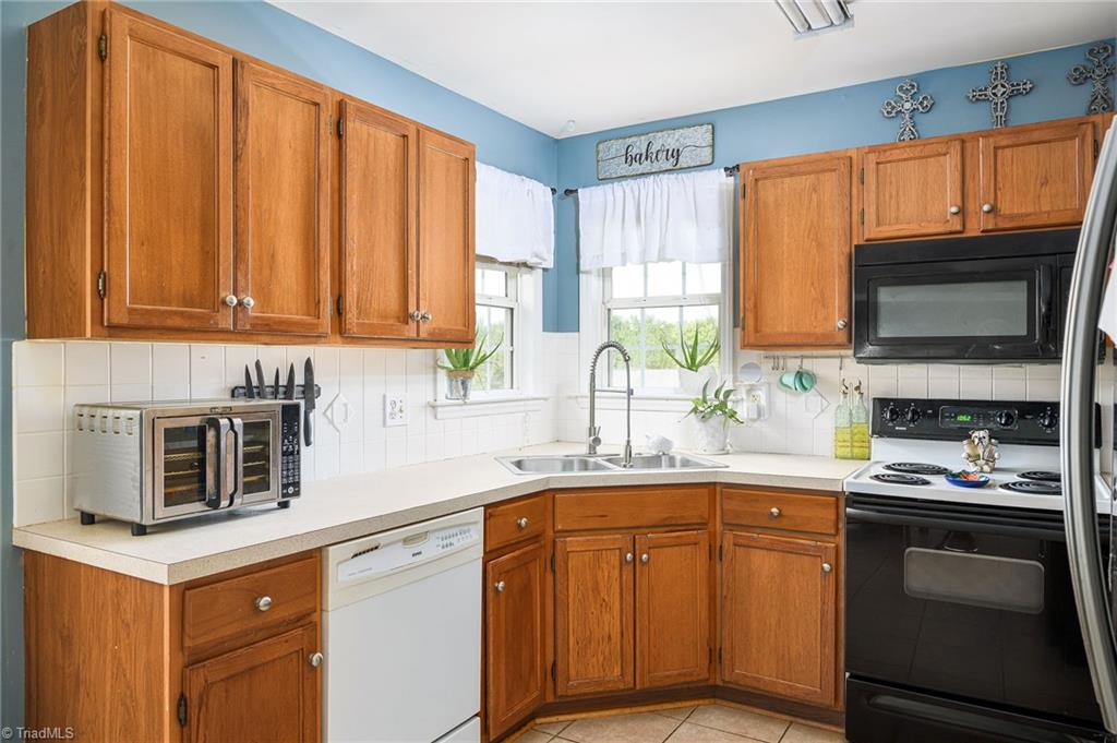 135 Winding Creek Road Mocksville, NC 27028 - Photo 6 of 32 Lots of natural light in the great kitchen!