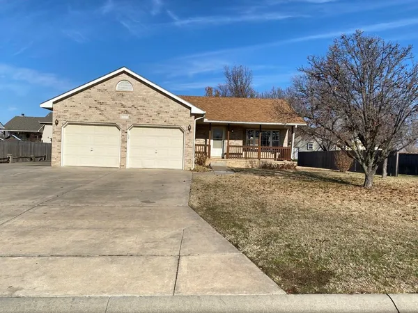 $220,000 | 810 Lakepoint Drive, Augusta, KS 67010