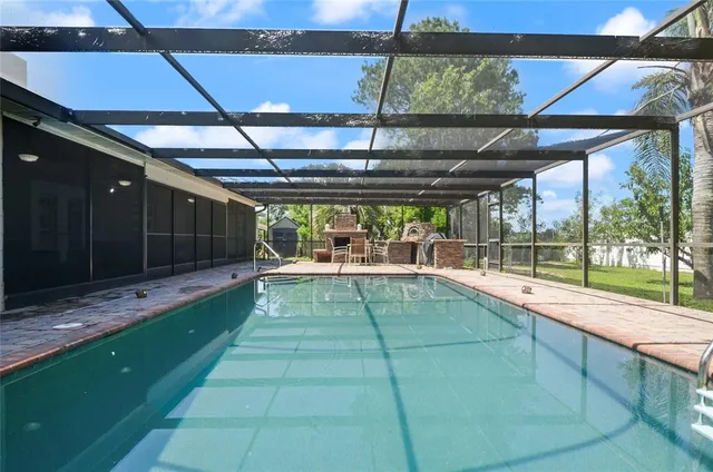 a view of a backyard