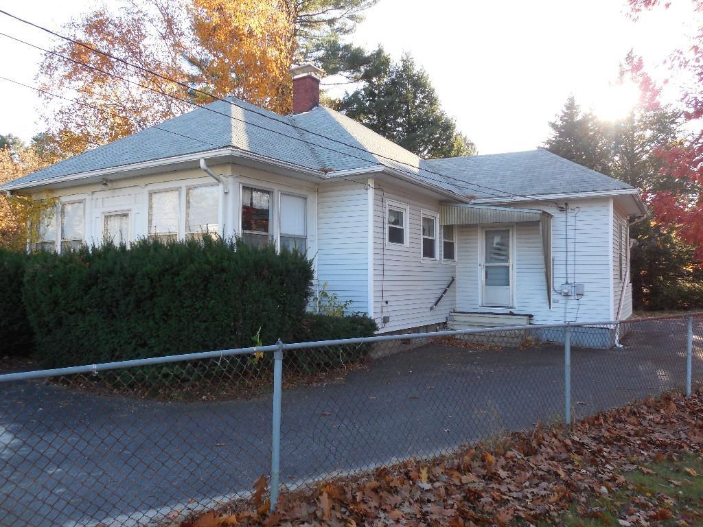 54 Harpswell Road Brunswick, ME 04011 - Photo 2 of 8 Glassed in porch along front of the...