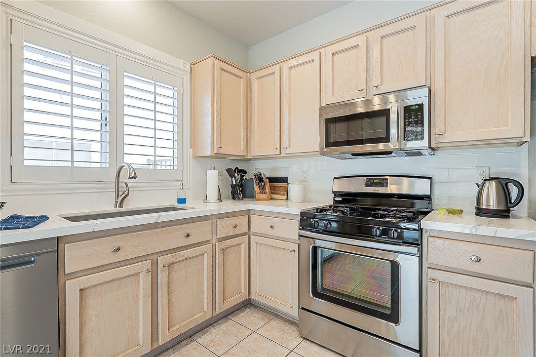 2557 Shellsburg Avenue Henderson, NV 89052 - Photo 13 of 32