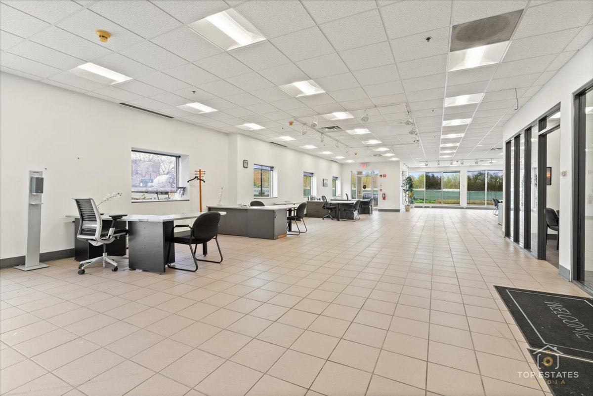 206 North Cook Street Barrington, IL 60010 - Photo 26 of 55 a lobby with furniture and a table