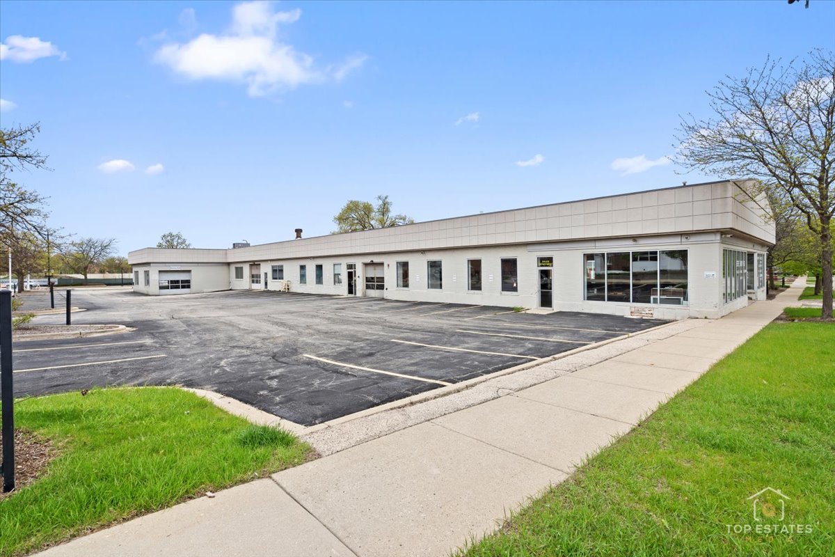 206 North Cook Street Barrington, IL 60010 - Photo 4 of 55 a front view of a house with a garden