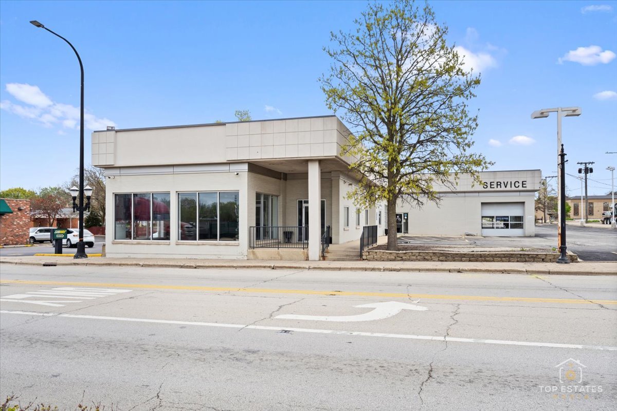 206 North Cook Street Barrington, IL 60010 - Photo 6 of 55 a view of a food mall next to a road