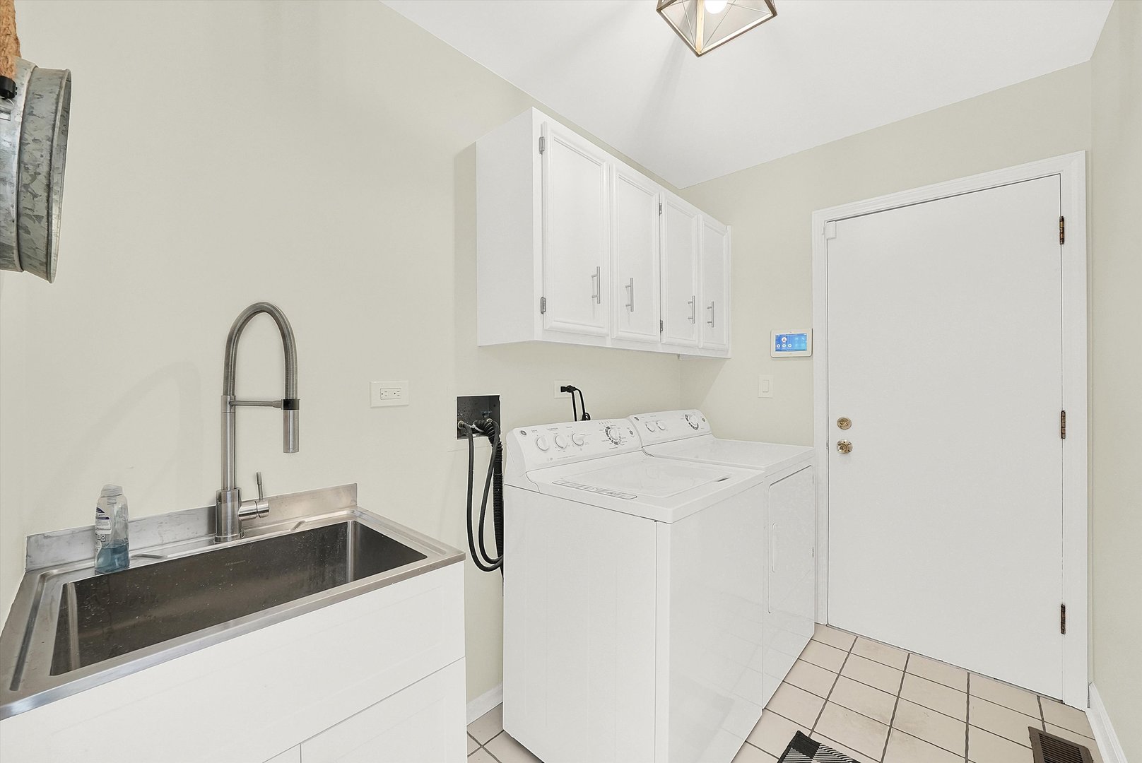 129 Sunset Ridge Road Willowbrook, IL 60527 - Photo 36 of 45 a utility room with dryer and washer