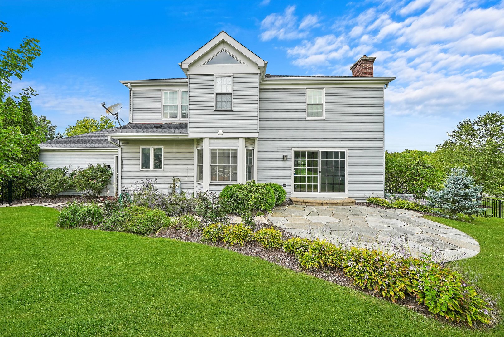 129 Sunset Ridge Road Willowbrook, IL 60527 - Photo 4 of 45 a front view of a house with garden