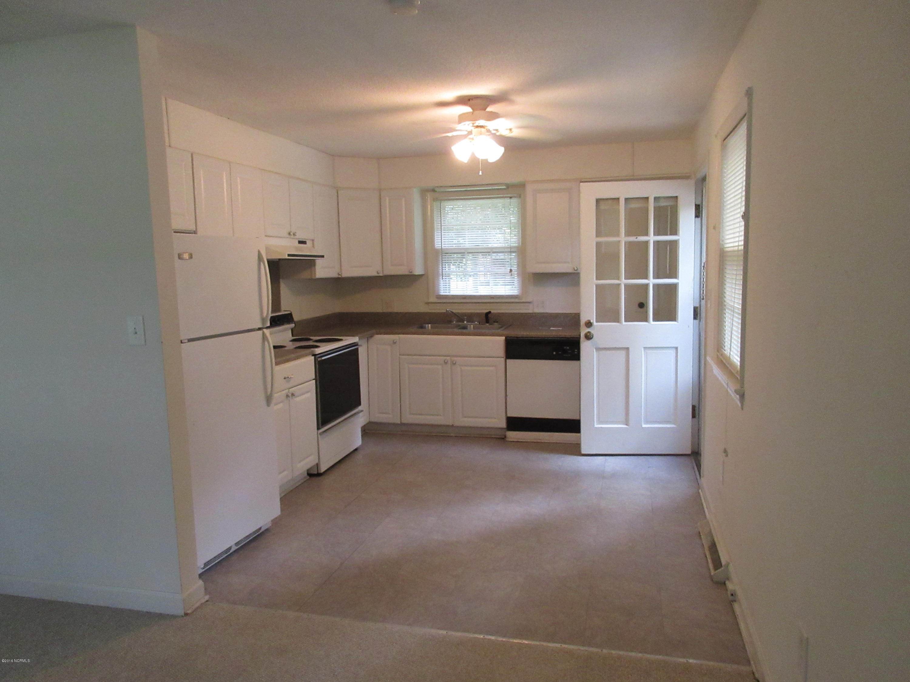 6000 River Road, Unit 12 Washington, NC 27889 - Photo 4 of 14 Kitchen