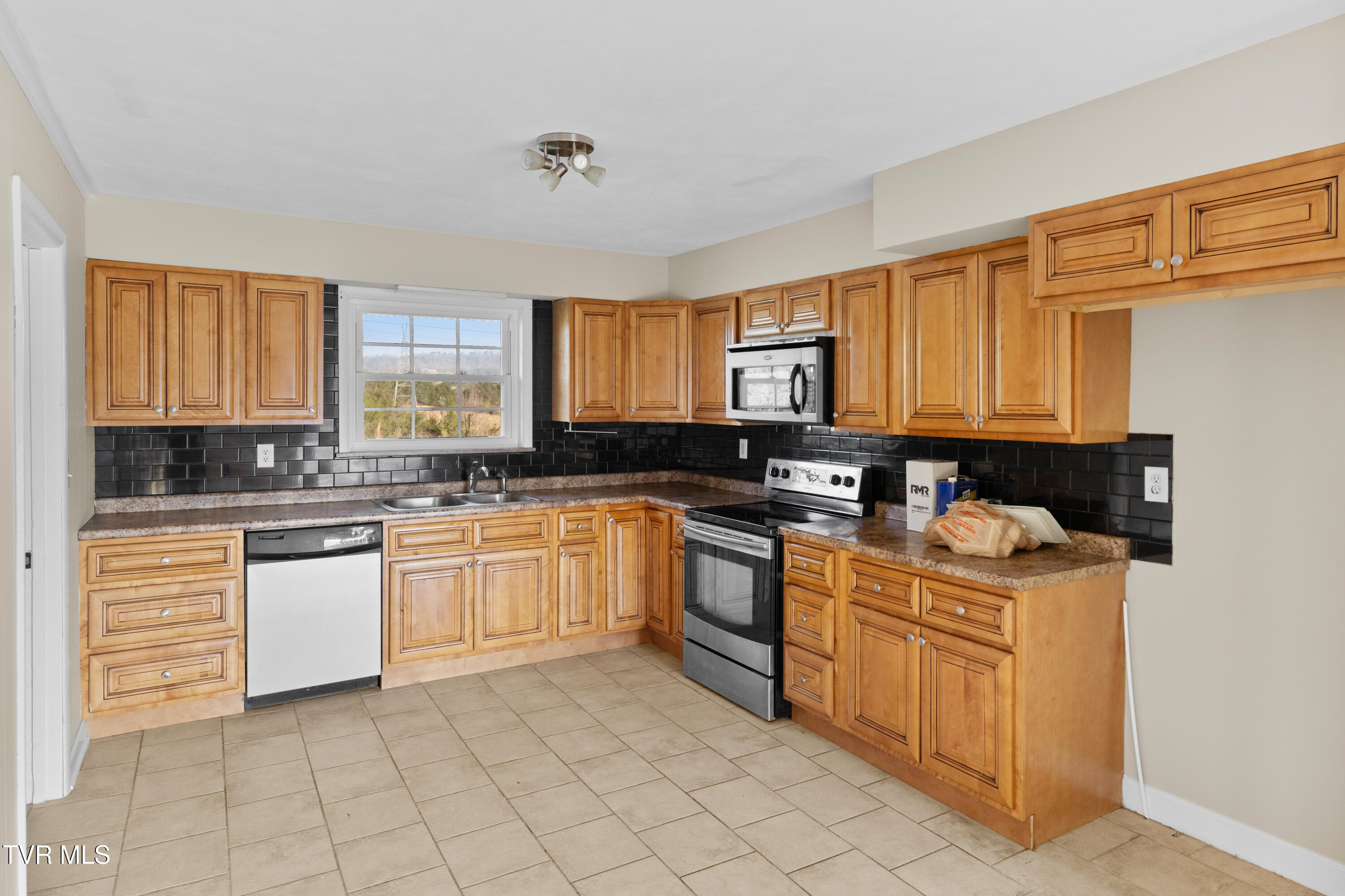 245 Phillipi Road Mohawk, TN 37810 - Photo 8 of 35 011-245PhillipiRoad-Mohawk-TN-37810-FULL