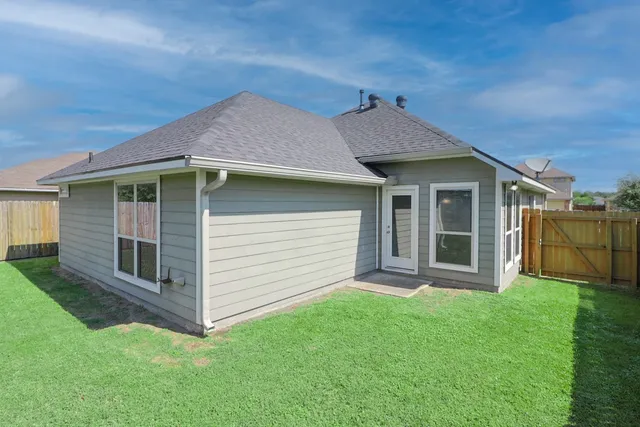 a view of a house with a yard