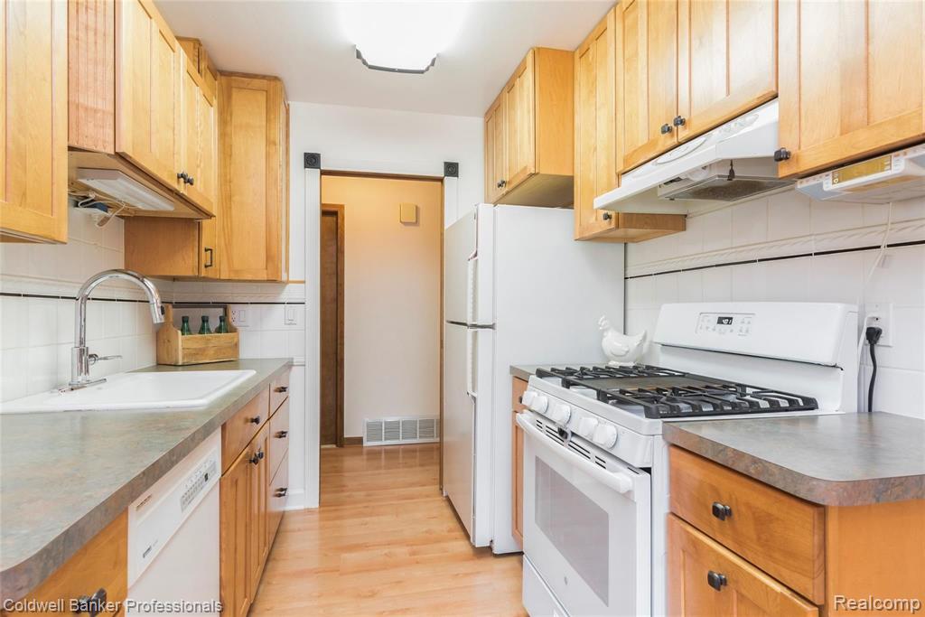 22953 Tuck Road Farmington Hills, MI 48336 - Photo 4 of 24
