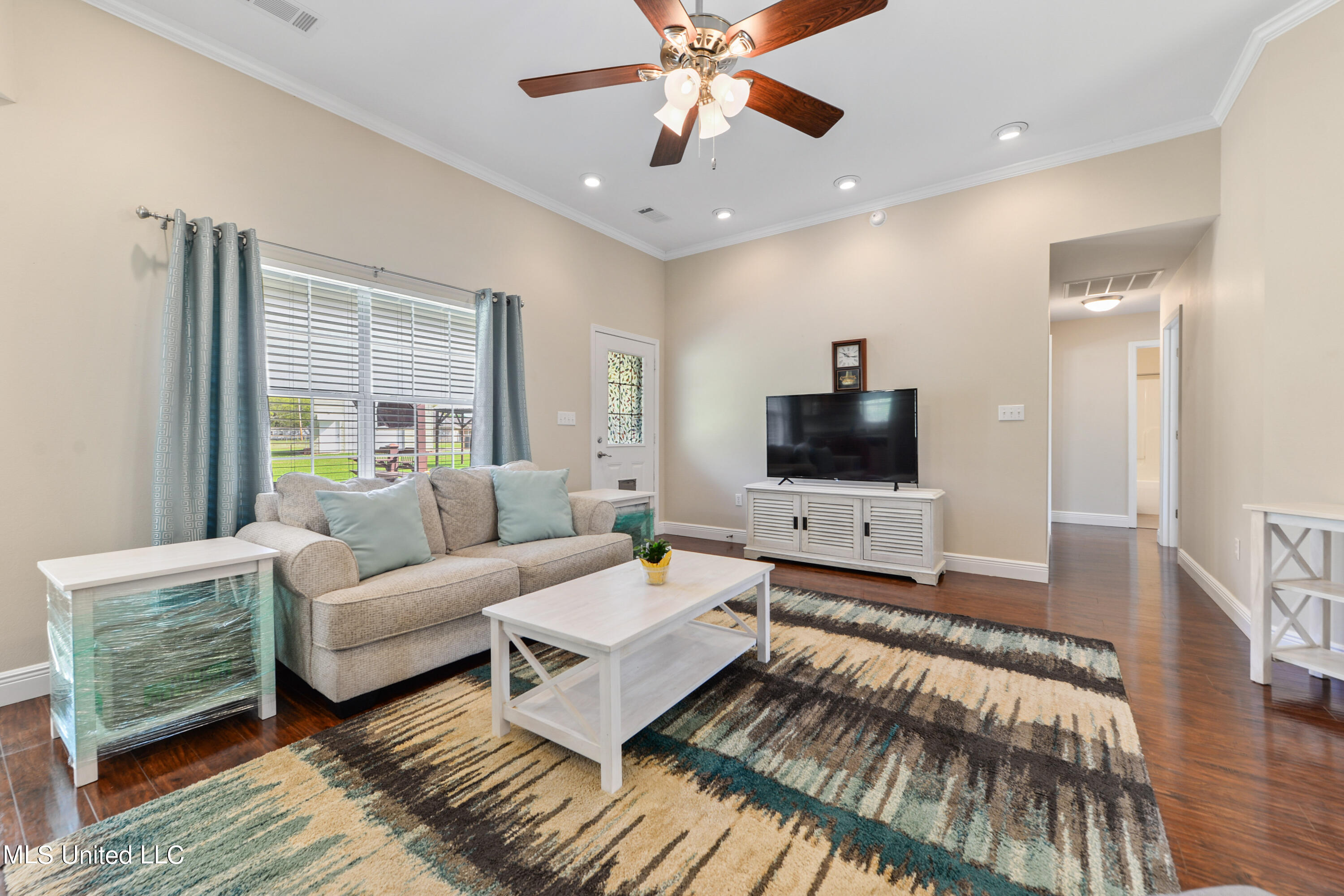 4 McBeth Road Carriere, MS 39426 - Photo 3 of 27 Living room