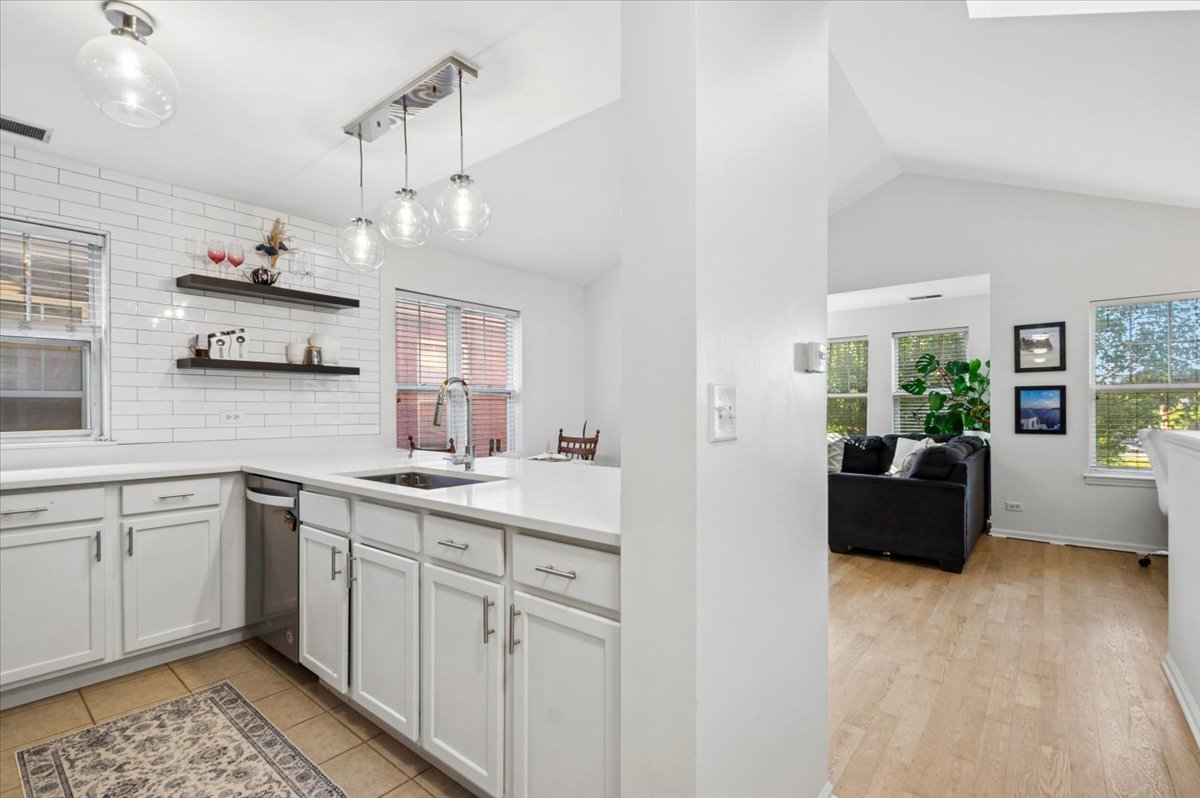 667 West Division Street, Unit 3C Chicago, IL 60610 - Photo 2 of 23